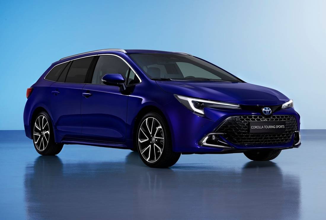 toyota-corolla-touring-sports-blue-front
