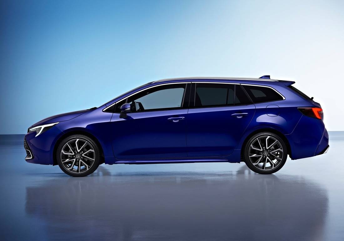 toyota-corolla-touring-sports-blue-side