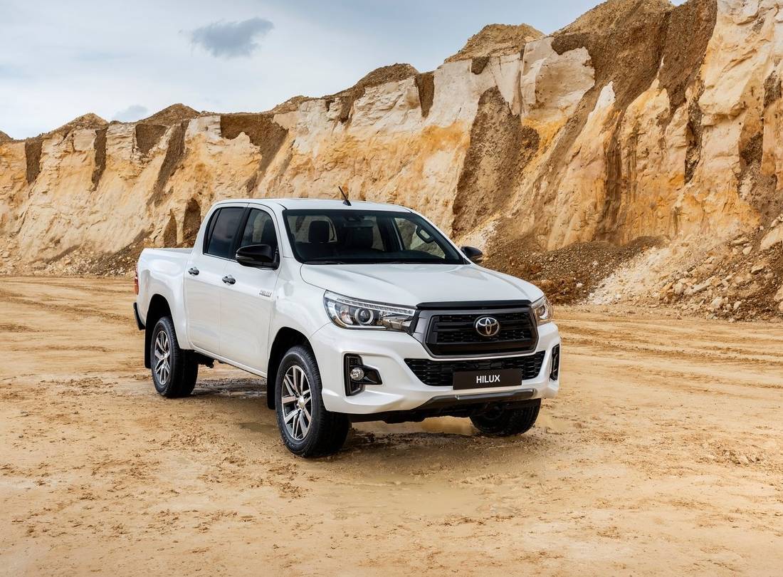 toyota-hilux-special-edition-front