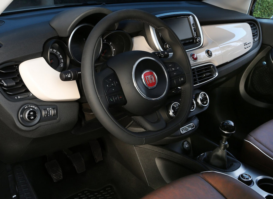 //images.ctfassets.net/uaddx06iwzdz/2OV4PAGzq9PrUOgUKmGoMR/6c44d95077dde0aa3a72e4dc839c5c34/fiat-500x-interior.jpg "Fiat 500x Interior"