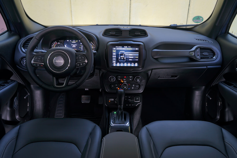 //images.ctfassets.net/uaddx06iwzdz/5iZXnVNo6rMWTH0BIwcyS6/bc4b10bb76caade41aa2d3016616539d/jeep-renegade-interior.jpg "Jeep Renegade Interior"