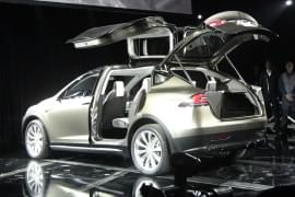Tesla Model X mit ge&ouml;ffneten Fondt&uuml;ren