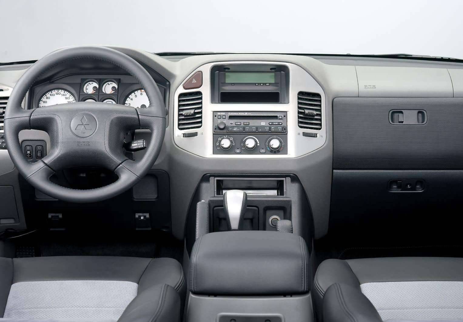 mitsubishi-montero-interior