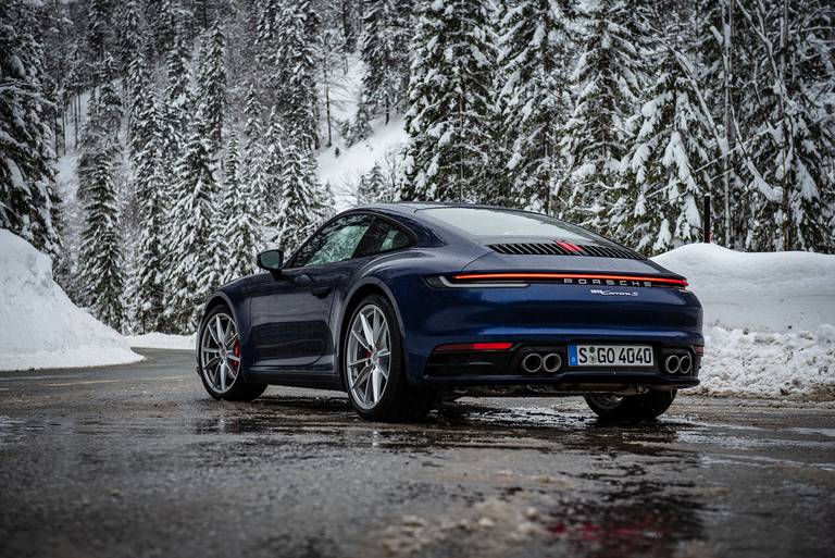 Porsche-911-Carrera-S-Schalter-2021-RearSideSnow