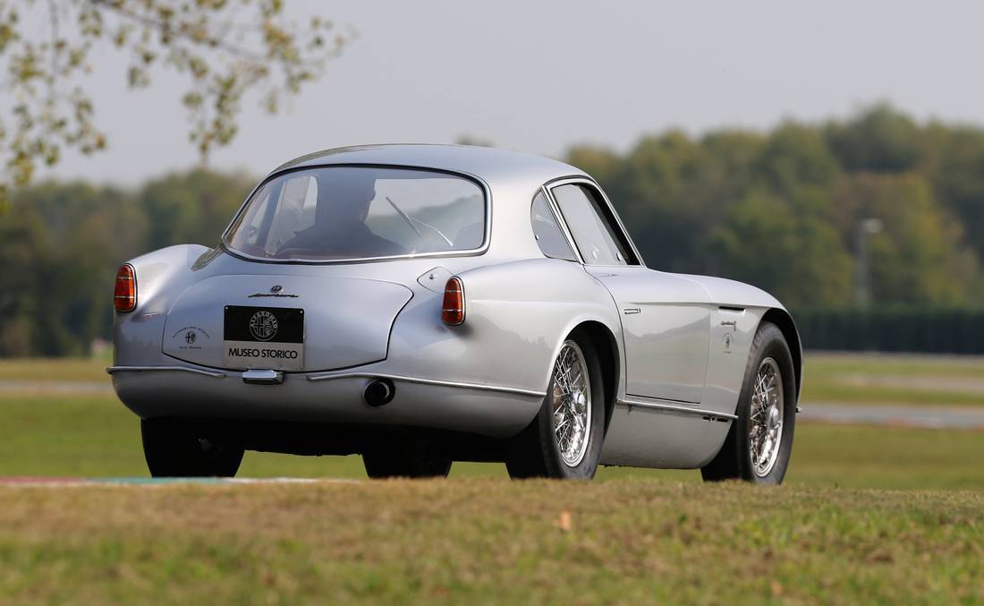 4hsIE6z42XLhENJ0CyQ0pX-e7d05e6625ec22557761ace7563920ba-alfa-romeo-2000-back-1100