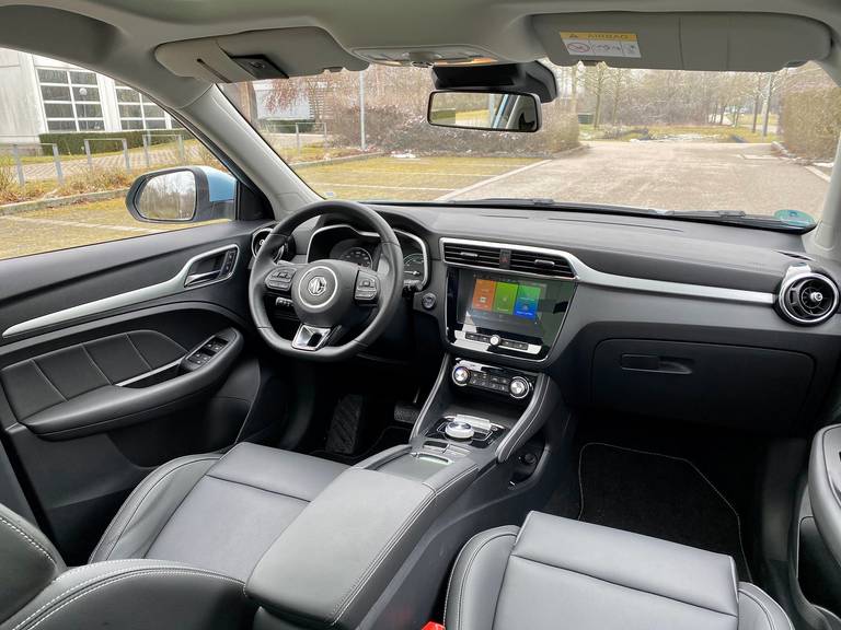 MG ZS EV 2021 Blau Int Cockpit