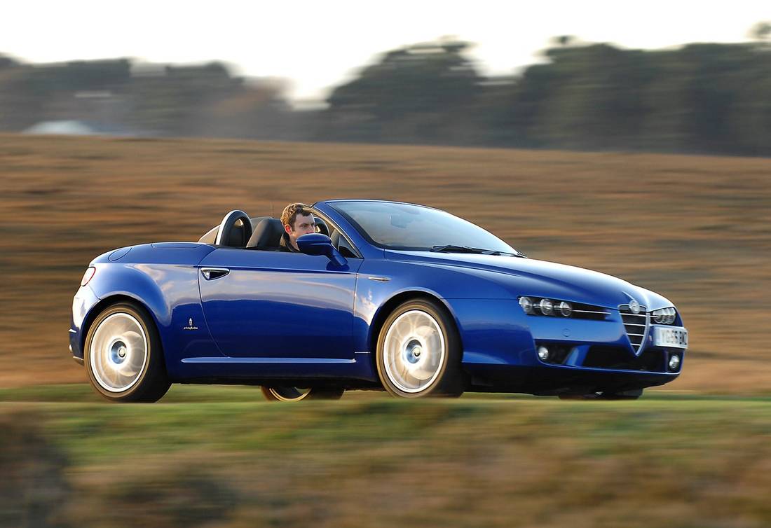 alfa-romeo-spider-blue-side