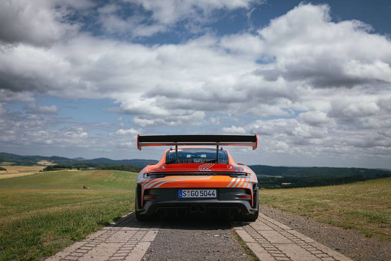  Der Auftritt des Porsche GT3 RS ist wahrlich großspurig. Aber die Fahrleistungen halten, was die optische Erscheinung (vor allem des Heckspoilers) verspricht!