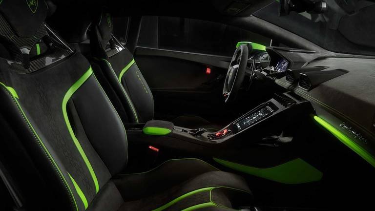  Das giftgrüne Farbschema zieht sich auch im Innenraum des Lamborghini Huracán Tecnica durch.