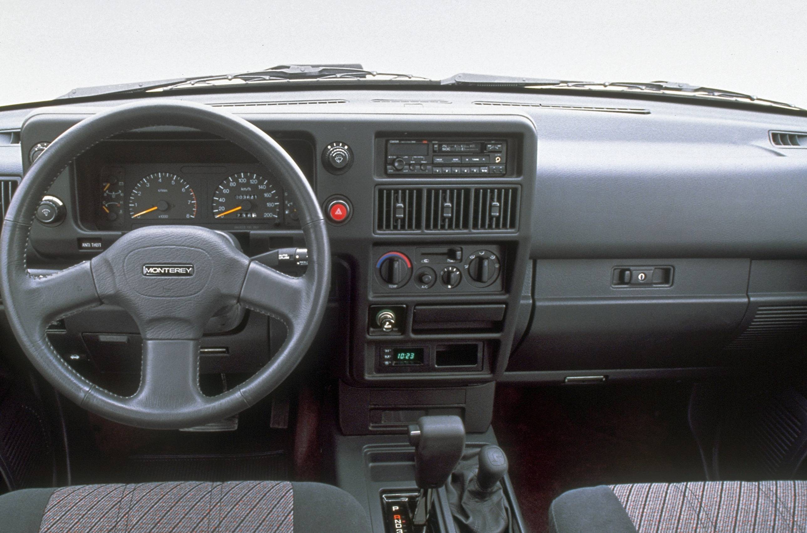 opel-monterey-interior