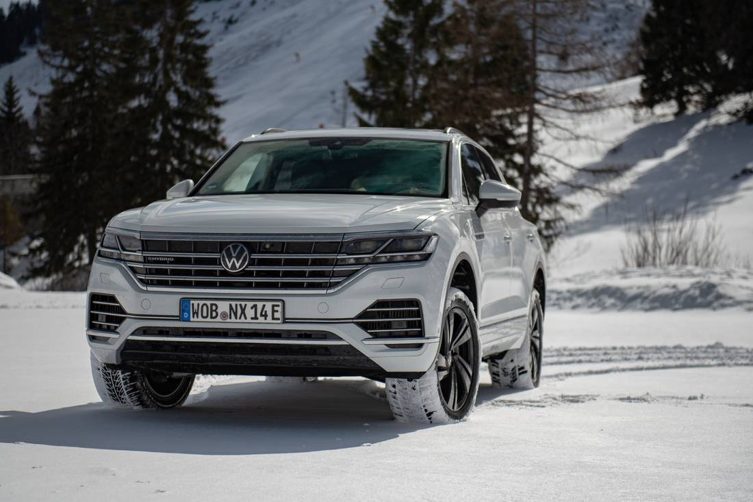 Volkswagen-Touareg-eHybrid-Front-Side