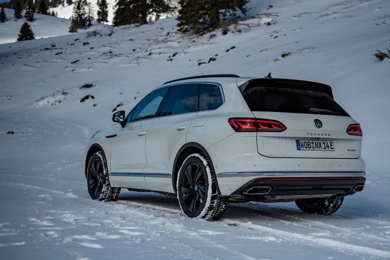  Auch wenn ihm über die Jahre die zuschaltbaren Differenziale genommen wurden, bleibt der Touareg abseits befestigter Wege ein fähiger Begleiter. Maximal beträgt die Bodenfreiheit 258 Millimeter, verschiedene Offroad-Programme regeln den Leistungseinsatz.