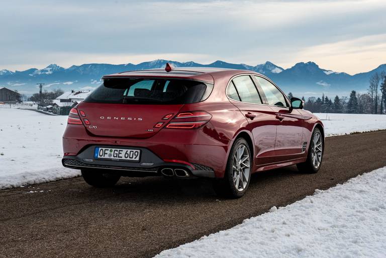 Genesis-G70-Shooting-Brake-Side-Rear