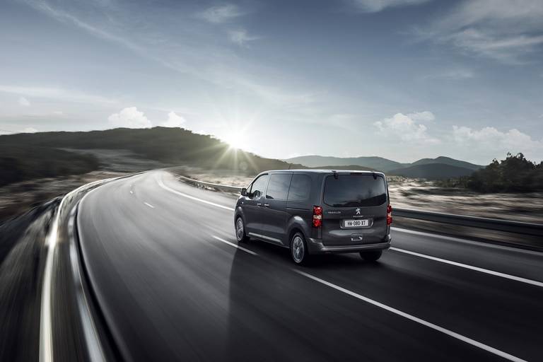 2021-peugeot-e-traveller-14 heck