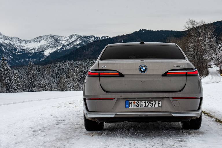 BMW-i7-xDrive60-Rear