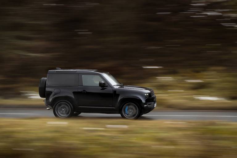  Geländewagen wie der Land Rover Defender eignen sich hervorragend für ein aktives Leben mit Hund.