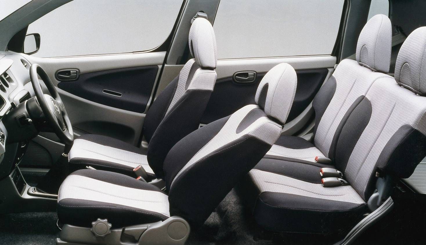 daihatsu-yrv-interior