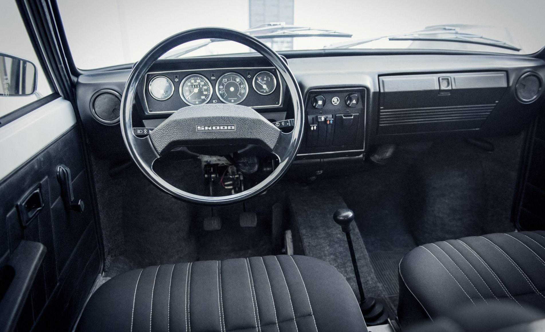 skoda-105-interior