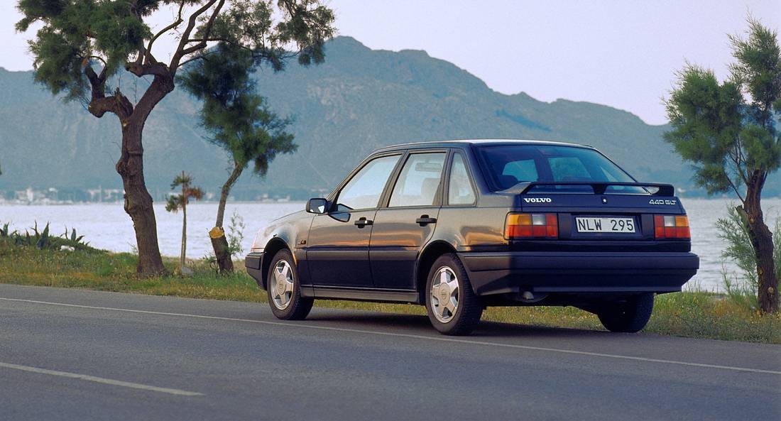 2N9vliaqFzX2GvpKNzjJ2I-9f25ab94bd249d83c692560323589d7f-volvo-440-back-1100