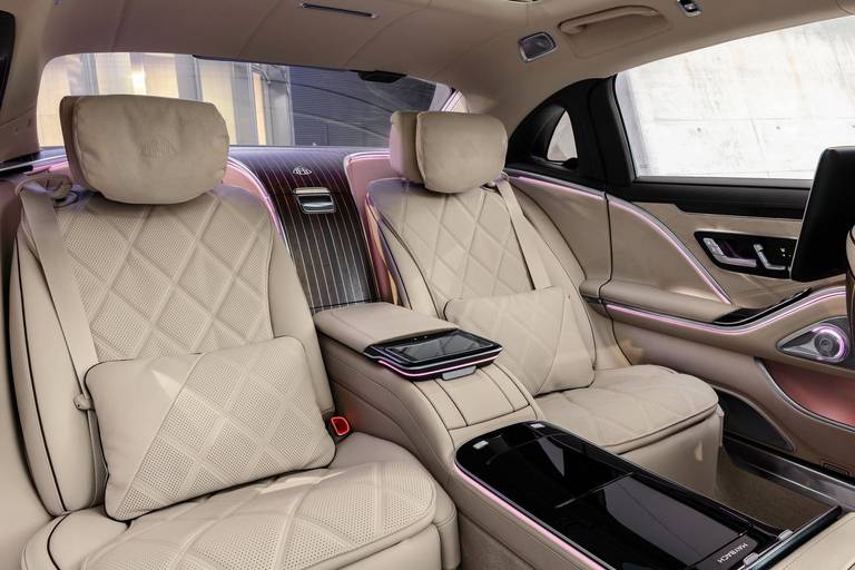 Mercedes-Maybach-S-Klasse-InterieurRear