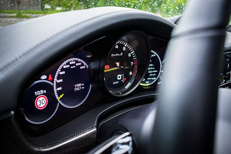 Porsche-Panamera-Turbo-S-E-Hybrid-Executive-Dash