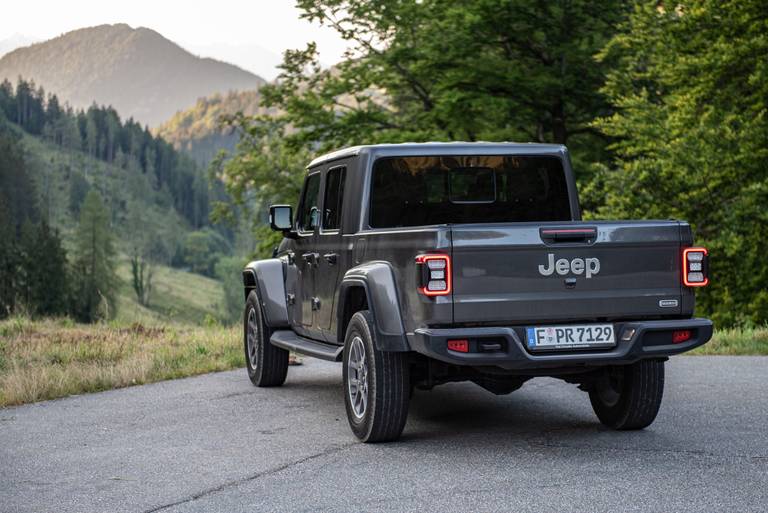 Jeep-Gladiator-Side-Rear