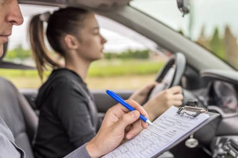 Die Praktische Fahrprufung Damit Gelingt Die Fuhrerscheinprufung Autoscout24