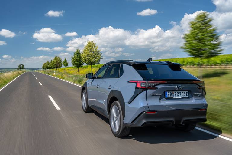  Fahrdynamisch kann der Subaru Solterra überzeugen. Längs- und Querdynamik haben im Test einen positiven Eindruck hinterlassen.