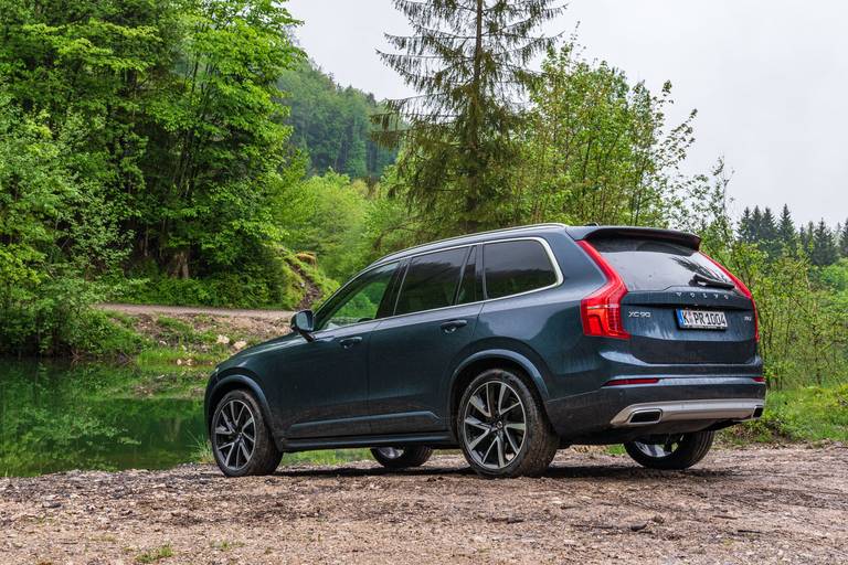 Volvo-XC90-B5-AWD-2020-Side-Rear