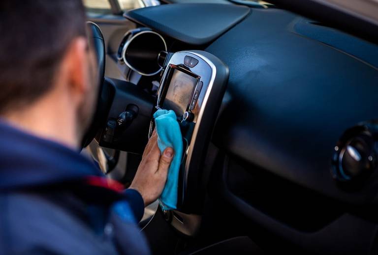  Einige nachgerüstete Rückfahrkameras besitzen eigene Monitore, die im Fahrzeuginneren angebracht werden.