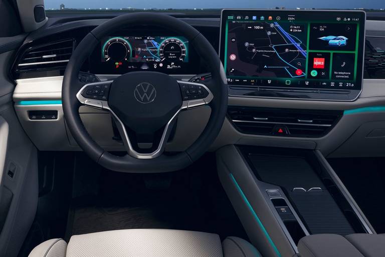  Volkswagen will auf seine Kunden gehört haben. Die Touch-Slider der Klimabedienung sind folglich beleuchtet, das Lenkrad wird mit echten Druckknöpfen bestückt.