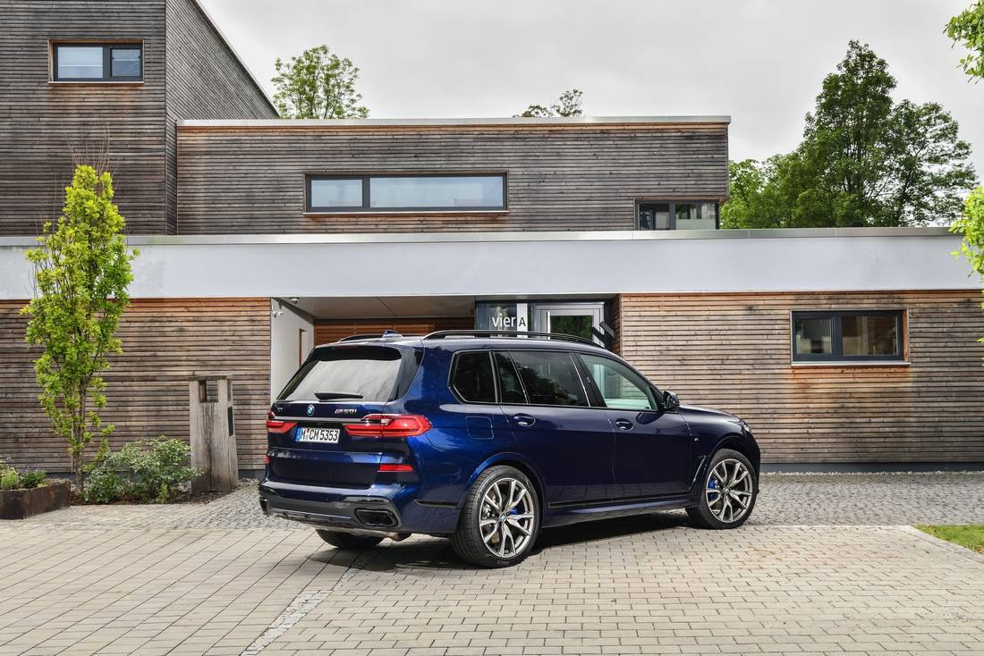 46ShJSEa6A9lMzpArlffj8-c161d2c50fb8bef3c6a499d1034dd06d-bmw-x7-back-1100