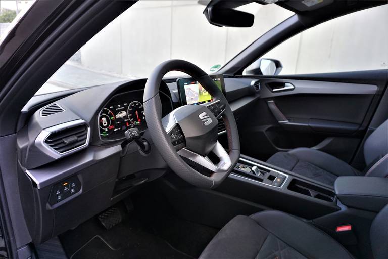 Seat Leon FR e-Hybrid 2020 Int Cockpit schraeg