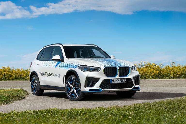  BMW erweitert das X5-Programm um eine Wasserstoff-Variante. Ende 2022 sollen ausgewählte Kunden das Brennstoffzellen-Auto erstmals testen können. Die Technik wurde übrigens in Zusammenarbeit mit Toyota entwickelt.