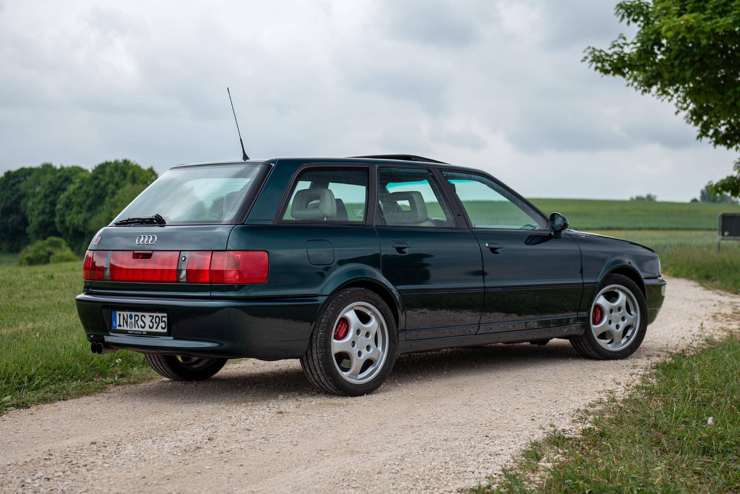 Audi RS2 - Seiten-Heckansicht