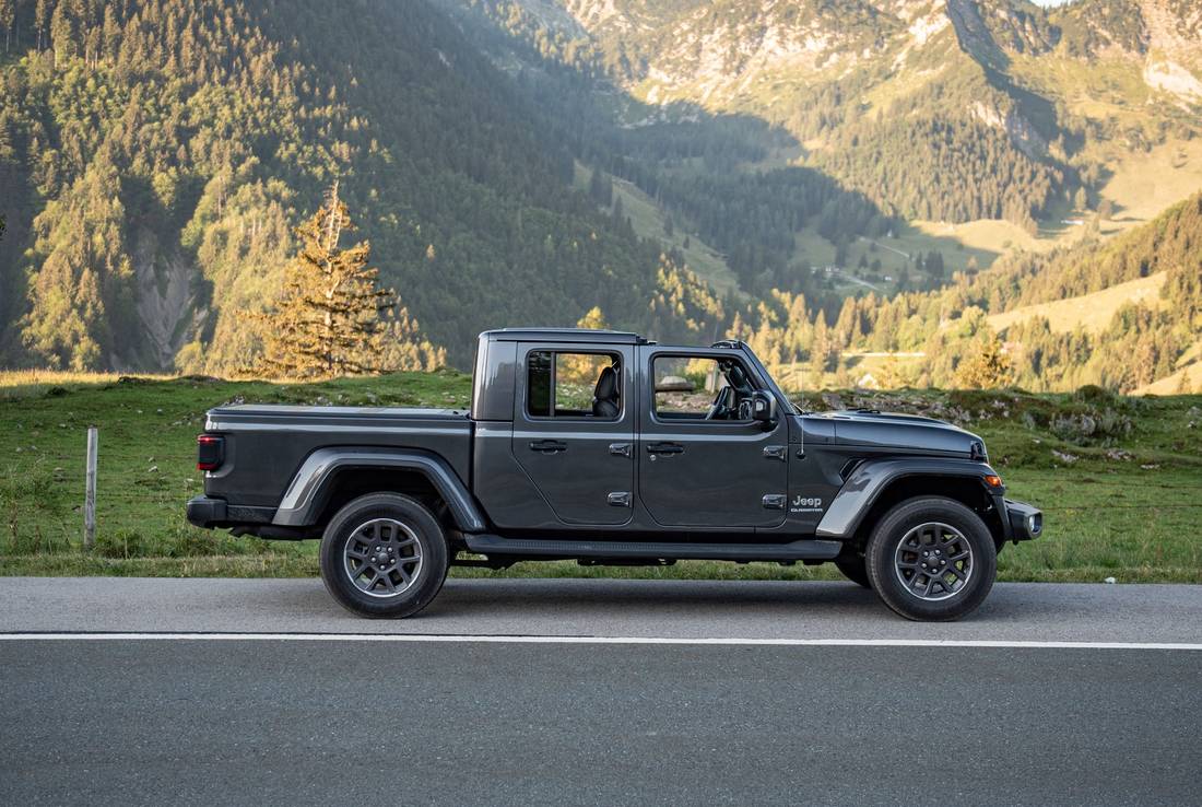 jeep-gladiator-side