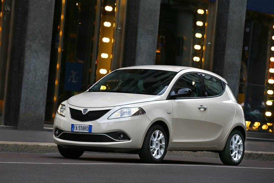 lancia-ypsilon-side