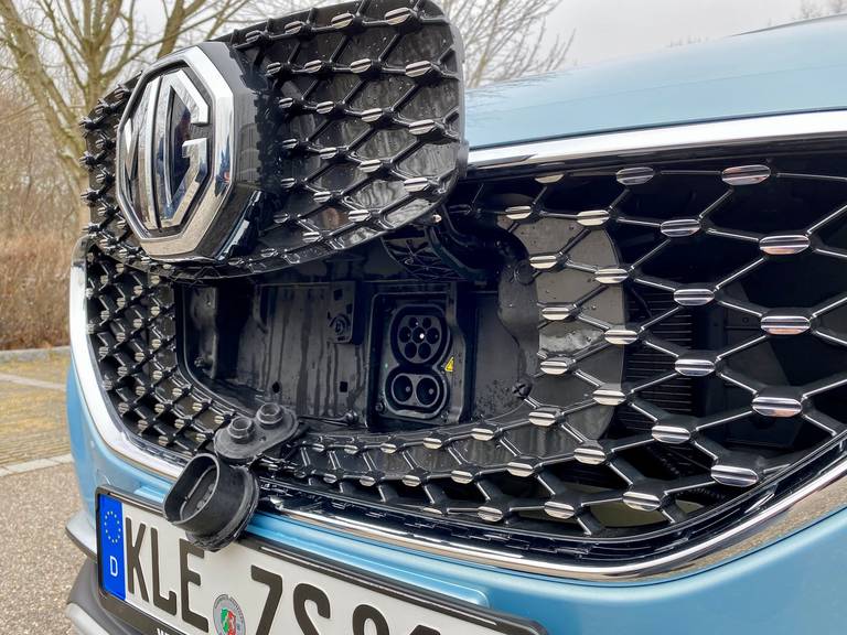 MG ZS EV 2021 Blau Grill Ladestecker