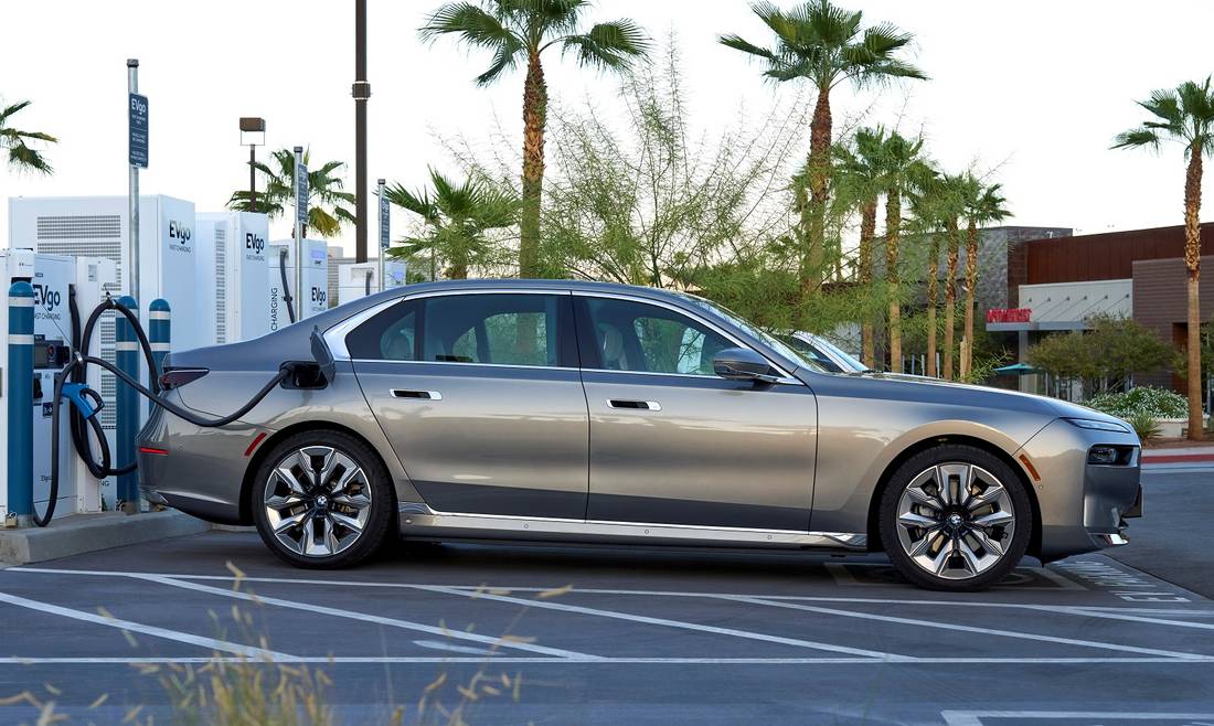 bmw-i7-xdrive-2023-seitenansicht