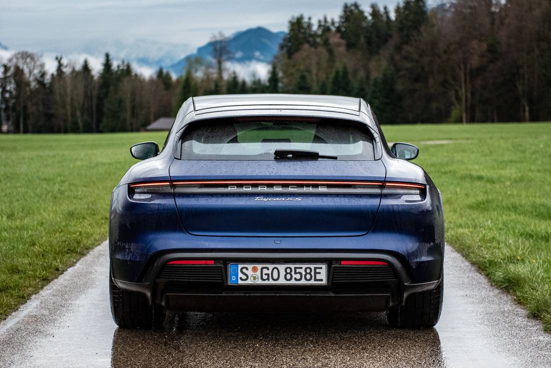  Neu kostet der Porsche Taycan eigentlich immer über 100.000 Euro. Als Gebrauchtwagen hingegen wirkt er attraktiv und ist deutlich günstiger zu haben als ein gleichalter Porsche Panamera. Verbaut ist dann aber meist die kleine Batterie mit lediglich netto 71 kWh.