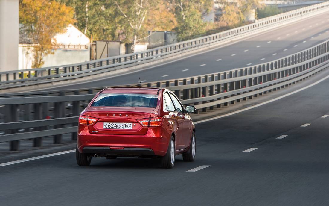 lada-vesta-sedan-back