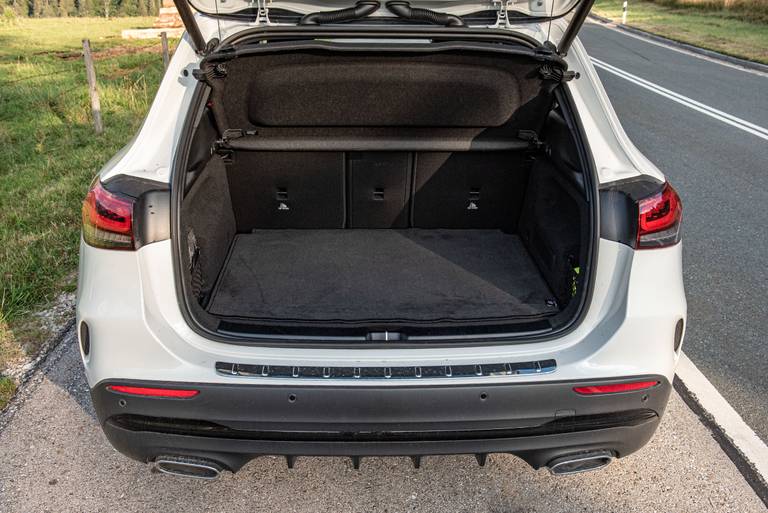 Mercedes-Benz-GLA-250-4Matic-Trunk