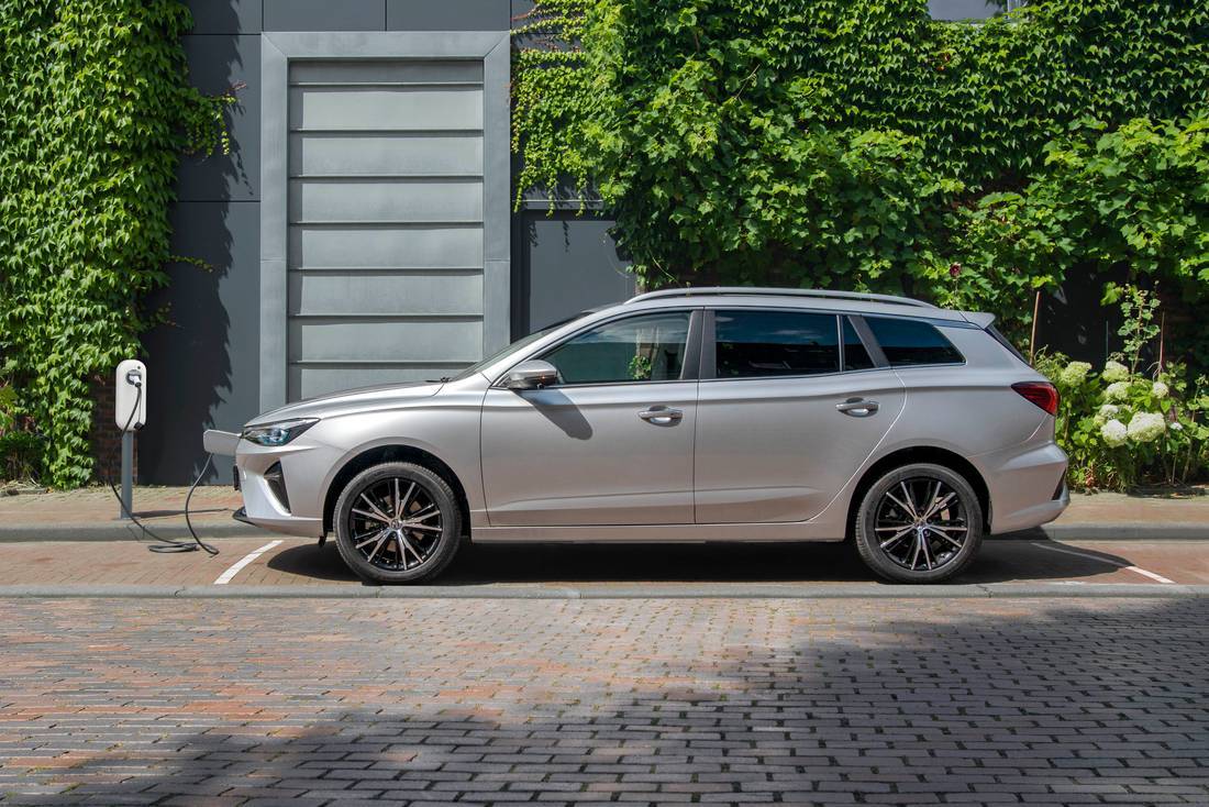 39Hr52TX6JotmQyrv6kR9e-19e1b89537e82e88df85d8b029c74a30-mg5-electric-side-1100
