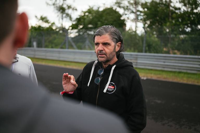  Porsche-Instruktor Timo Kluck beim Fahrerbriefing. Jeder soll die Geschwindigkeit fahren, bei der er sich am wohlsten fühlt.