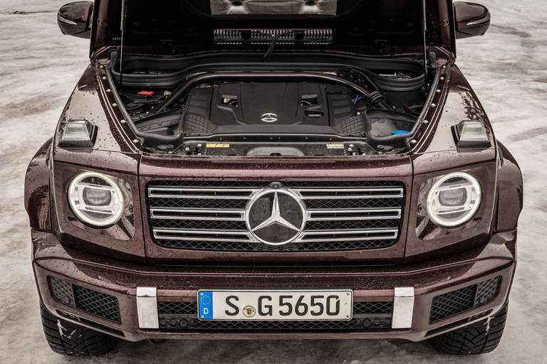 Mercedes-G-500-Engine2