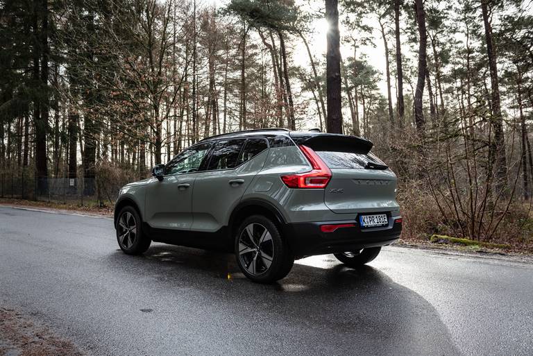 Volvo-XC40-Recharge-Side-Rear