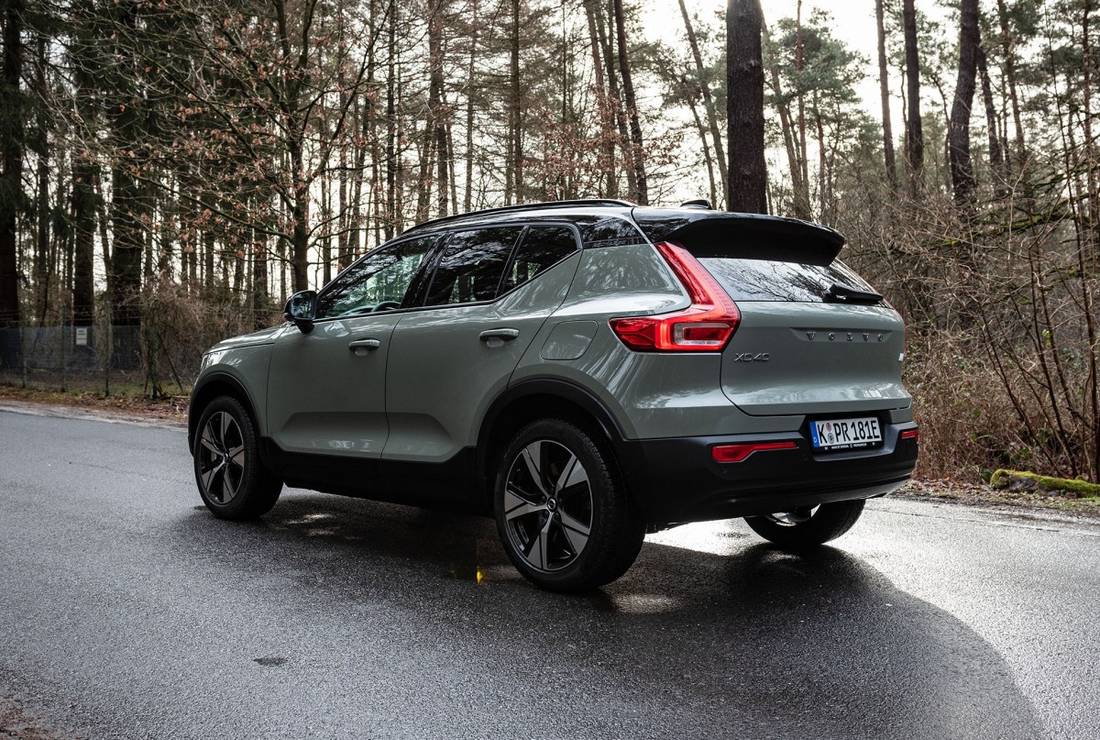 https://www.autoscout24.at/cms-content-assets/2iNCHFFyvCVA8KWfNVLubO-722efffdf221ddb13b04371056c5c1c3-Volvo-XC40-Recharge-Side-Rear-1100.jpg