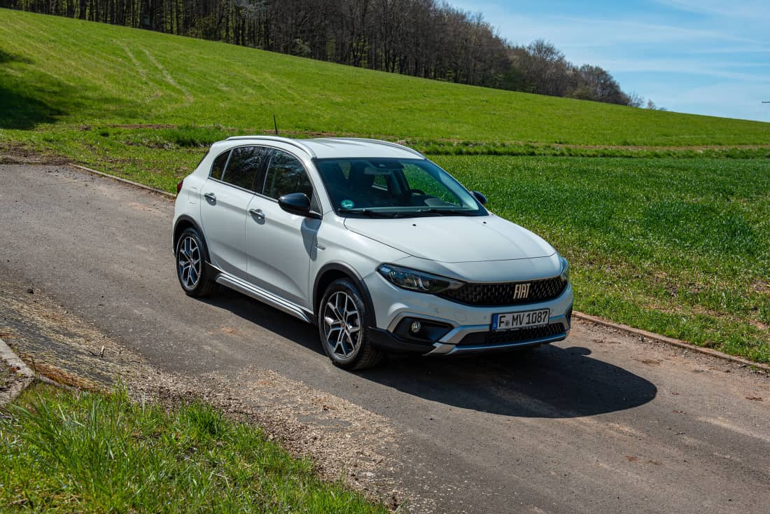 Fiat-Tipo-Cross-2021-Hero