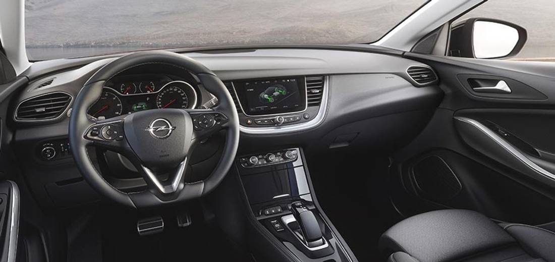 opel-grandland-x-hybrid4-interior