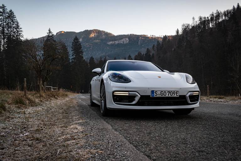 Porsche-Panamera-4S-E-Hybrid-Sport-Turismo-Front